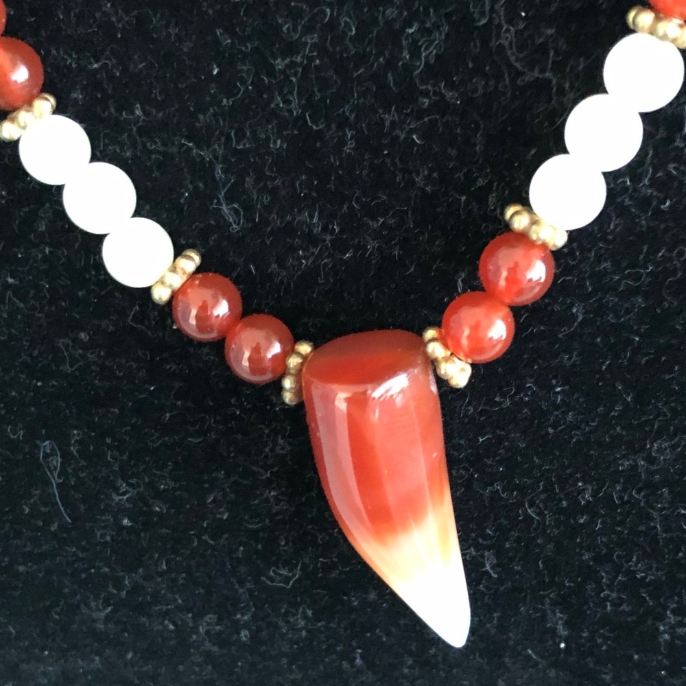 Beaded necklace with horn